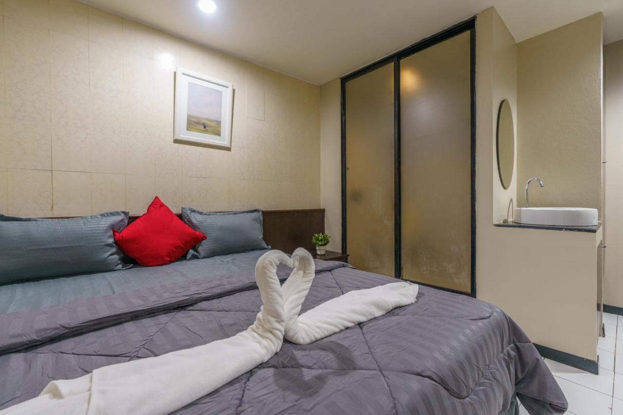 Cheqinn Bed Sukhumvit 4 Nana Plaza Bangkok Exterior foto